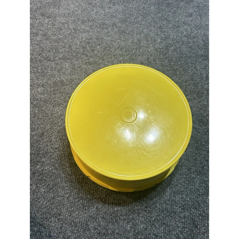 Tupperware Yellow Sunburt SERVALIER Canister 1204-9 w/Lid 1205-7 Vintage 8 Cup